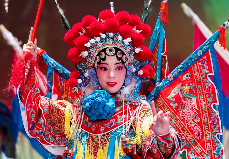 Nghệ sĩ biểu diễn tại chương trình nghệ thuật chào đón Tết Nguyên đán của cộng đồng người châu Á tại Richmond Hill, Ontario, Canada, ngày 21/1/2024. (Ảnh: THX/TTXVN)