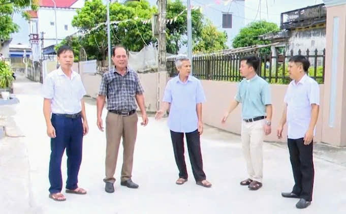 Đồng chí Trần Công Lý (thứ hai từ trái qua), đảng viên theo đạo Công giáo xã Tân Lễ, huyện Hưng Hà (tỉnh Thái Bình) luôn gương mẫu đi đầu trong các phong trào tại địa phương. (Ảnh: Mai Tú)