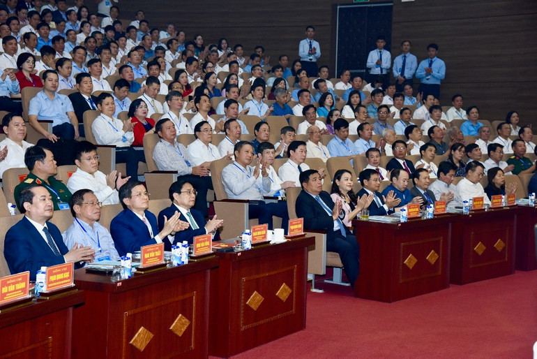 Thủ tướng Phạm Minh Chính và các đại biểu dự Hội nghị công bố Quy hoạch tỉnh Ninh Bình thời kỳ 2021-2030, tầm nhìn đến năm 2050.