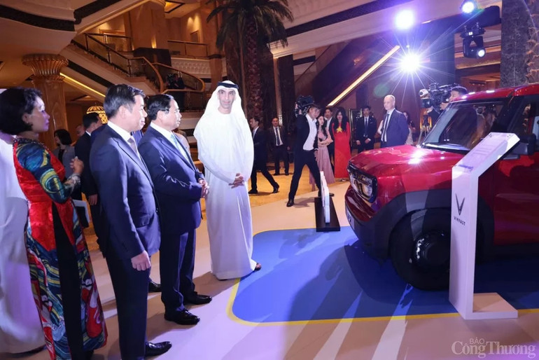 Ngày 27/10, tại UAE, Thủ tướng Phạm Minh Chính cùng Đoàn đại biểu cấp cao Việt Nam đã dự sự kiện ra mắt thương hiệu ô tô của Vinfast.