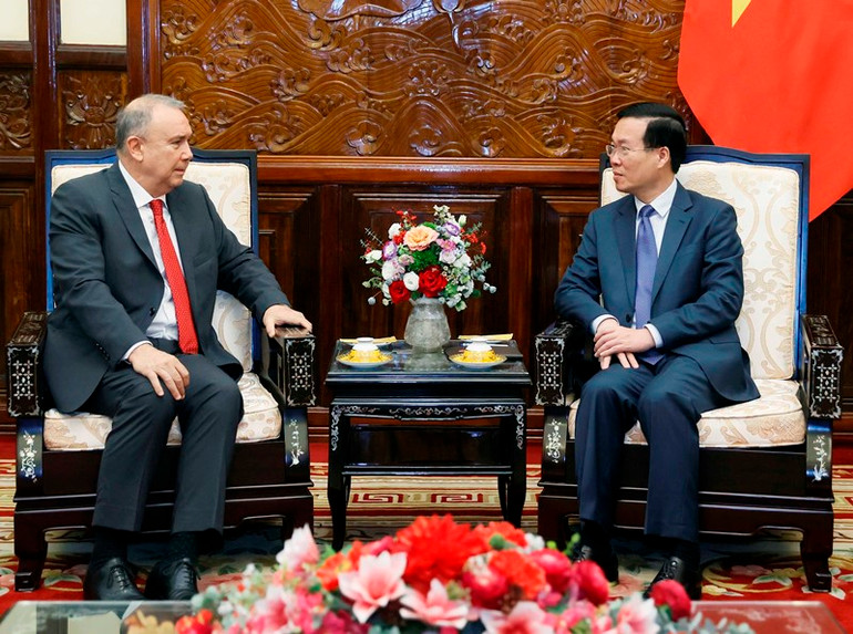 Chủ tịch nước Võ Văn Thưởng tiếp Đại sứ Peru Augusto Morelli đến chào từ biệt. (Ảnh: Thống Nhất – TTXVN)