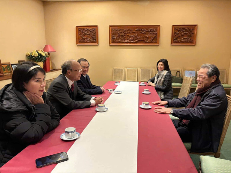 Trưởng Ban Dân nguyện Dương Thanh Bình làm việc với Đại sứ Việt Nam tại Pháp Đinh Toàn Thắng để nắm bắt tình hình, tâm tư, nguyện vọng và đề xuất, kiến nghị của cộng đồng người Việt tại Pháp.