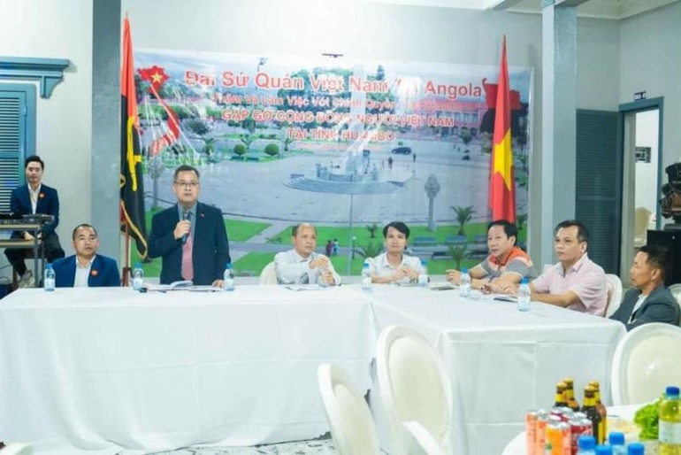 Đoàn công tác của Đại sứ quán Việt Nam tại Angola gặp mặt đại diện Hội người Việt tại Huambo. (Nguồn ảnh: Đại sứ quán Việt Nam tại Angola) Đoàn công tác của Đại sứ quán Việt Nam tại Angola gặp mặt đại diện Hội người Việt tại Huambo. (Nguồn ảnh: Đại sứ quán Việt Nam tại Angola)