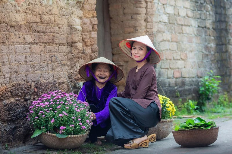 Tác giả và người dân làng cổ Đường Lâm. Tác giả và người dân làng cổ Đường Lâm.