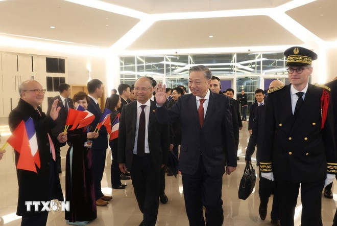 Lễ tiễn Tổng Bí thư, Chủ tịch nước Tô Lâm tại sân bay Orly, thủ đô Paris. (Ảnh: Trí Dũng/TTXVN)