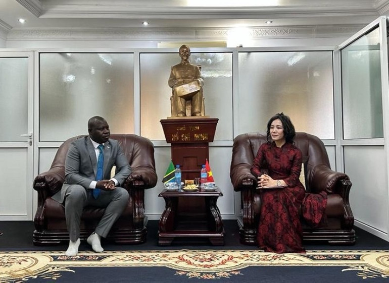 Đại sứ đặc mệnh toàn quyền nước Cộng hòa xã hội chủ nghĩa Việt Nam, bà Vũ Thanh Huyền tiếp ông Juvenal Sakubu.