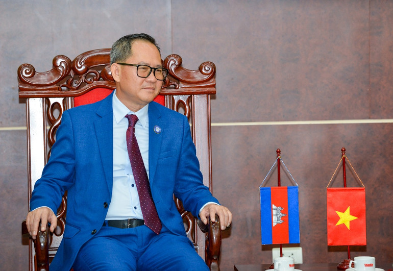 Chủ tịch Câu lạc bộ các nhà báo Campuchia Puy Kea phát biểu tại buổi tiếp.