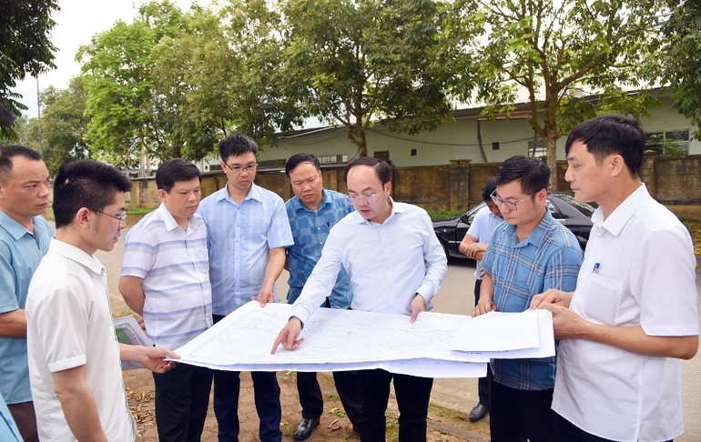 Lãnh đạo tỉnh Bắc Kạn kiểm tra tiến độ triển khai các dự án cụm công nghiệp tại huyện Chợ Mới. (Ảnh: THU CÚC) Lãnh đạo tỉnh Bắc Kạn kiểm tra tiến độ triển khai các dự án cụm công nghiệp tại huyện Chợ Mới. (Ảnh: THU CÚC)
