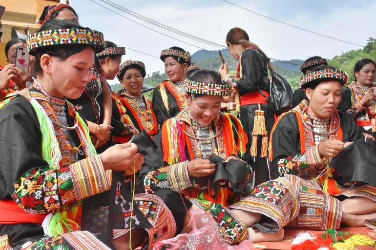 Đồng bào Dao huyện Lục Yên (Yên Bái) phục hồi nghề thêu thổ cẩm phục vụ du lịch. Ảnh: Thanh Sơn. Đồng bào Dao huyện Lục Yên (Yên Bái) phục hồi nghề thêu thổ cẩm phục vụ du lịch. Ảnh: Thanh Sơn.