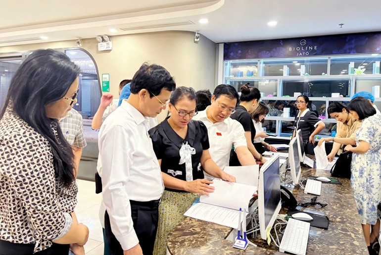 Thường trực Hội đồng nhân dân thành phố Hà Nội giám sát việc thực hiện kỷ cương hành chính tại quận Cầu Giấy.