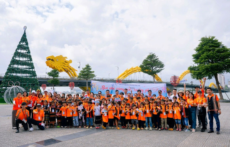 Câu lạc bộ Bạn thương nhau với hành trình đưa học trò vùng cao xuống phố. Câu lạc bộ Bạn thương nhau với hành trình đưa học trò vùng cao xuống phố.