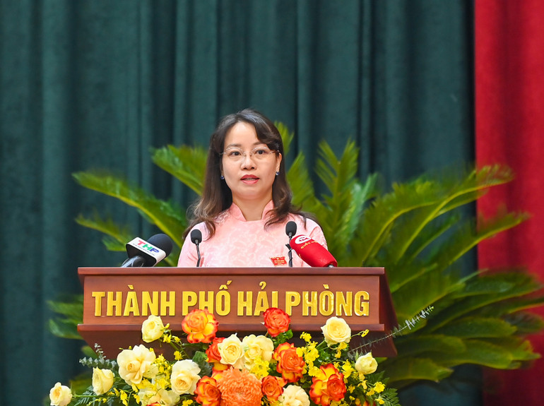 Bí thư Huyện ủy An Dương Trần Thị Quỳnh Trang trình bày tham luận tại kỳ họp.