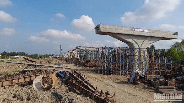 Nhiều trụ đỡ để lắp đặt dầm làm đường trên không đường vành đai 3 Thành phố Hồ Chí Minh qua địa phận tỉnh Long An đã hoàn thành.