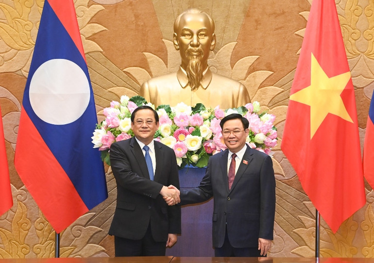 Chủ tịch Quốc hội Vương Đình Huệ và Thủ tướng Lào Sonexay Siphandone tại buổi hội kiến. (Ảnh: DUY LINH)