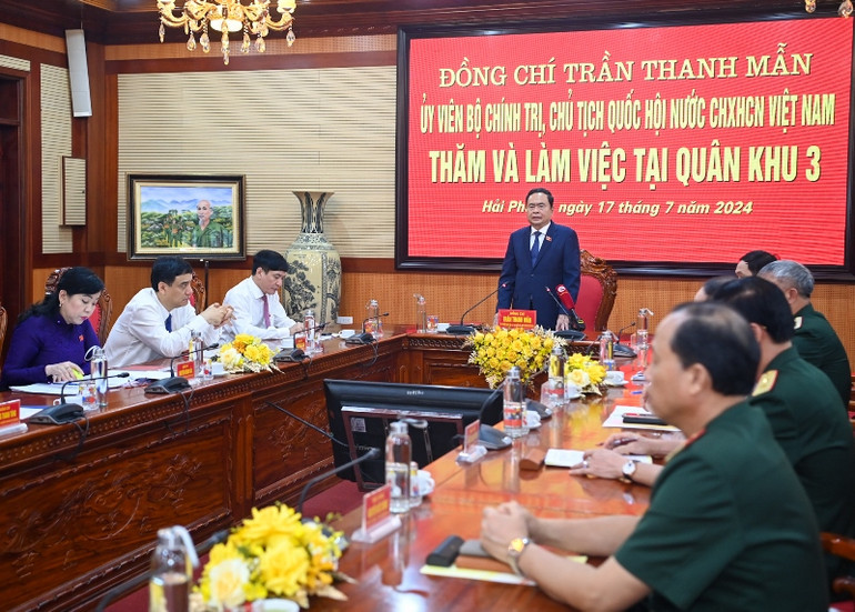 Quang cảnh buổi làm việc tại Quân khu 3. (Ảnh DUY LINH)