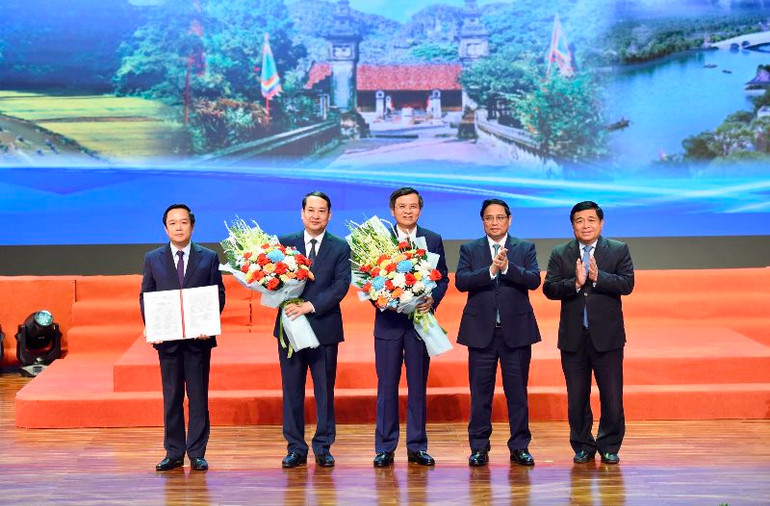 Thủ tướng Phạm Minh Chính chúc mừng lãnh đạo tỉnh Ninh Bình đón nhận Quyết định của Thủ tướng Chính phủ phê duyệt Quy hoạch tỉnh.