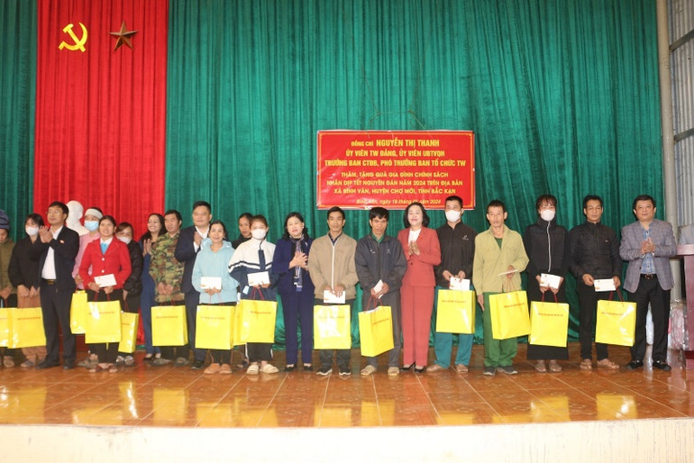 Nhiều cơ quan Trung ương quan tâm hỗ trợ tặng quà Tết cho các gia đình chính sách tại Bắc Kạn. (Trong ảnh: Lãnh đạo Ban Công tác đại biểu của Quốc hội tặng quà cho hộ nghèo ở xã Bình Văn, huyện Chợ Mới). (Ảnh: LÊ TRANG). Nhiều cơ quan Trung ương quan tâm hỗ trợ tặng quà Tết cho các gia đình chính sách tại Bắc Kạn. (Trong ảnh: Lãnh đạo Ban Công tác đại biểu của Quốc hội tặng quà cho hộ nghèo ở xã Bình Văn, huyện Chợ Mới). (Ảnh: LÊ TRANG).
