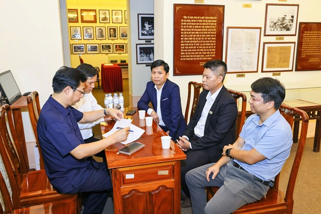 Ông Cao Xuân Thạo, Trưởng ban Phong trào (Ủy ban Trung ương Mặt trận Tổ quốc Việt Nam) làm thủ tục tiếp nhận ủng hộ. (Ảnh: mattran.org.vn) Ông Cao Xuân Thạo, Trưởng ban Phong trào (Ủy ban Trung ương Mặt trận Tổ quốc Việt Nam) làm thủ tục tiếp nhận ủng hộ. (Ảnh: mattran.org.vn)