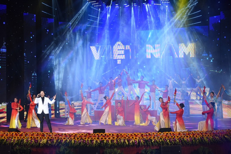 Chương trình biểu diễn nghệ thuật mở đầu cho buổi lễ.