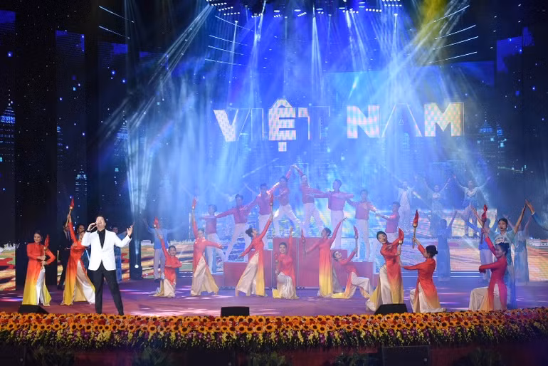 Chương trình biểu diễn nghệ thuật mở đầu cho buổi lễ.