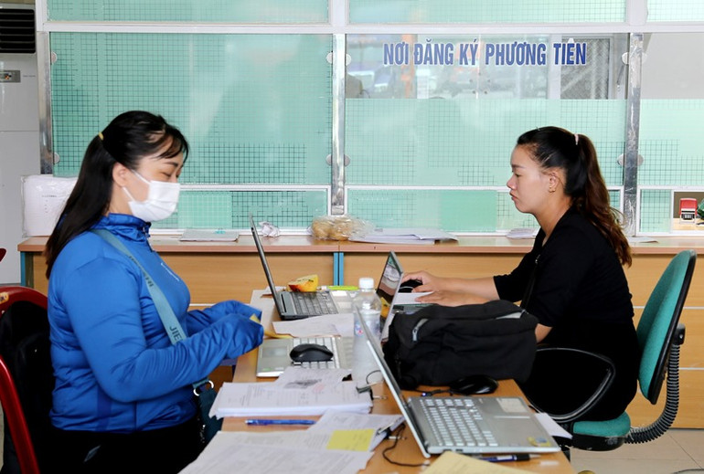 Các chủ hàng, doanh nghiệp thực hiện kê khai, đăng ký phương tiện vận chuyển hàng hoá xuất khẩu qua cửa khẩu Tân Thanh, huyện Văn Lãng (Lạng Sơn). Ảnh: Vi Hùng Tráng. Các chủ hàng, doanh nghiệp thực hiện kê khai, đăng ký phương tiện vận chuyển hàng hoá xuất khẩu qua cửa khẩu Tân Thanh, huyện Văn Lãng (Lạng Sơn). Ảnh: Vi Hùng Tráng.