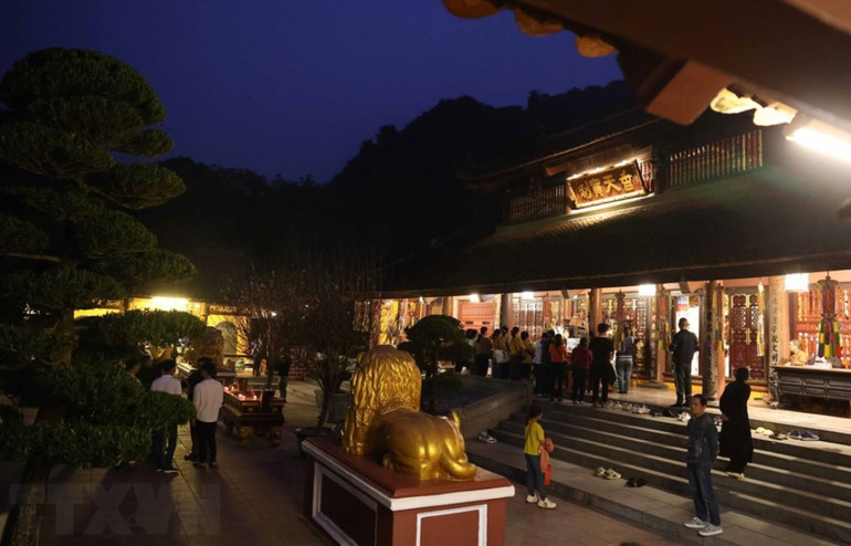 Chùa Thiên Trù từ sớm đã có du khách tới dâng hương, lễ Phật. (Ảnh: TTXVN)