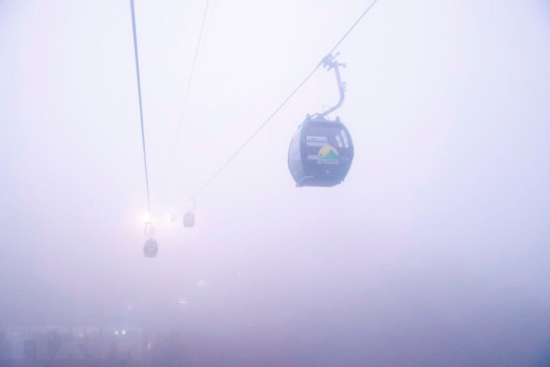 Hệ thống cáp treo chùa Hương hoạt động phục vụ du khách và người dân đi lễ chùa. (Ảnh: TTXVN)