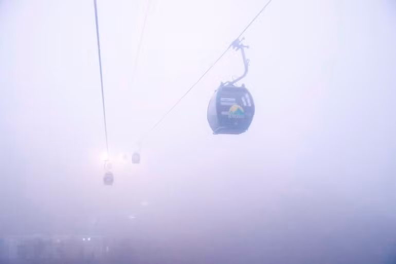 Hệ thống cáp treo chùa Hương hoạt động phục vụ du khách và người dân đi lễ chùa. (Ảnh: TTXVN)