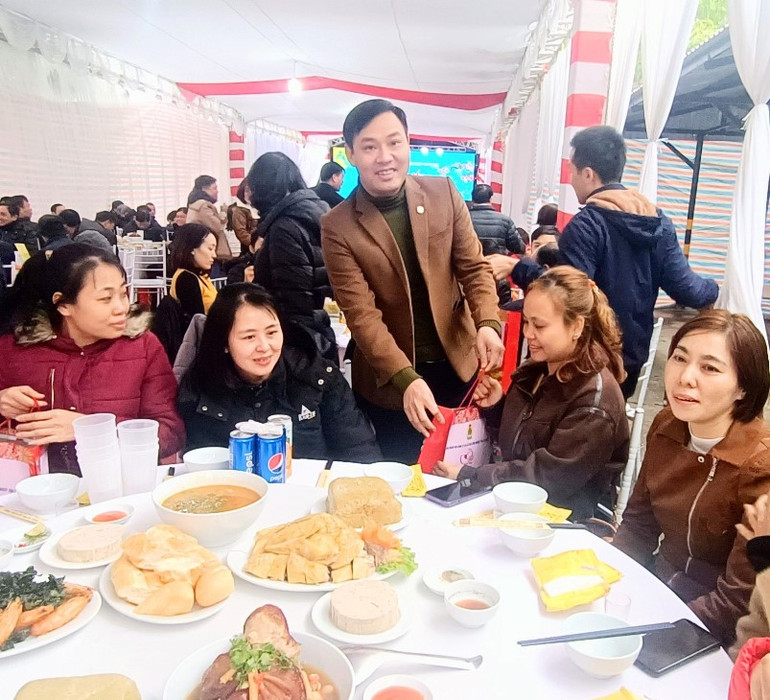 Bữa cơm tất niên được tổ chức tại Công ty TNHH Hợp Thành, thuộc khu công nghiệp Nguyễn Đức Cảnh (thành phố Thái Bình) với sự tham gia của 200 người lao động có hoàn cảnh khó khăn. Ảnh: Mai Tú