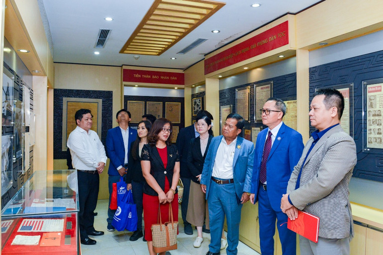 Đoàn Câu lạc bộ các nhà báo Campuchia tham quan phòng truyền thống Báo Nhân Dân.