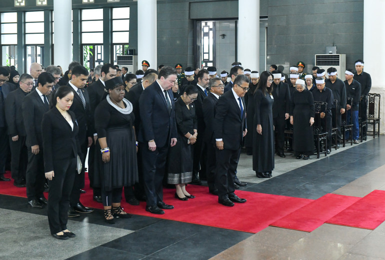 Đoàn Ngoại giao tại Hà Nội viếng Tổng Bí thư Nguyễn Phú Trọng.