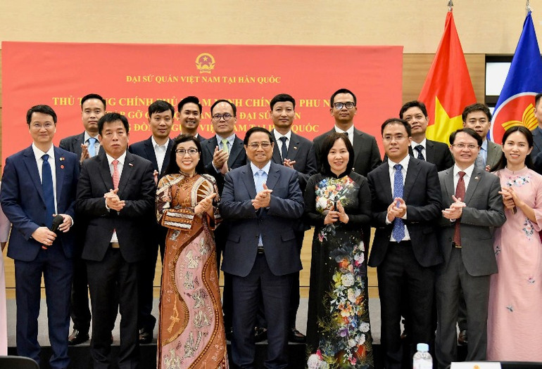 Thủ tướng Chính phủ Phạm Minh Chính và Phu nhân chụp ảnh lưu niệm với lãnh đạo, cán bộ, nhân viên Đại sứ quán Việt Nam tại Hàn Quốc.