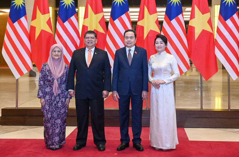 Chủ tịch Quốc hội Trần Thanh Mẫn cùng Phu nhân và Chủ tịch Hạ viện Malaysia Tan Sri Dato’ Johari Bin Abdu cùng Phu nhân. (Ảnh: Duy Linh)