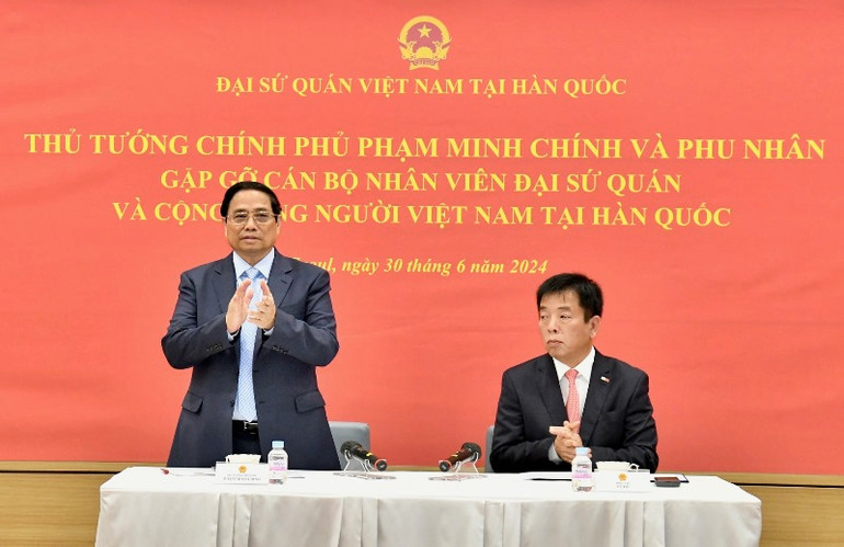 Thủ tướng Phạm Minh Chính và Phu nhân gặp gỡ cán bộ, nhân viên Đại sứ quán, bà con cộng đồng người Việt Nam ở Hàn Quốc.