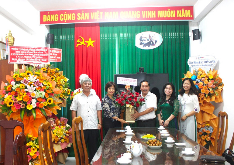 Học viện Chính trị khu vực IV tặng hoa chúc mừng Cơ quan Thường trực Báo Nhân Dân tại Cần Thơ. Học viện Chính trị khu vực IV tặng hoa chúc mừng Cơ quan Thường trực Báo Nhân Dân tại Cần Thơ.