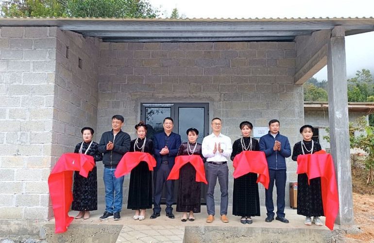 Lãnh đạo Sở Nông nghiệp và Phát triển nông thôn Hà Giang và nhà tài trợ khánh thành nhà mới của gia đình ông Nguyễn Văn Cương, thôn Bản Trưởng, xã Hữu Vinh, huyện Yên Minh (Hà Giang). Ảnh: Khánh Toản Lãnh đạo Sở Nông nghiệp và Phát triển nông thôn Hà Giang và nhà tài trợ khánh thành nhà mới của gia đình ông Nguyễn Văn Cương, thôn Bản Trưởng, xã Hữu Vinh, huyện Yên Minh (Hà Giang). Ảnh: Khánh Toản