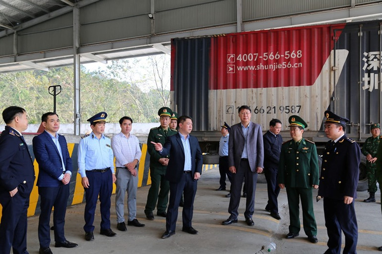 Lãnh đạo Ủy ban nhân dân tỉnh Lạng Sơn cùng các lực lượng chức năng kiểm tra các kho hàng, bến bãi của các doanh nghiệp tại cửa khẩu Chi Ma (huyện Lộc Bình). Ảnh: Vi Hùng Tráng. Lãnh đạo Ủy ban nhân dân tỉnh Lạng Sơn cùng các lực lượng chức năng kiểm tra các kho hàng, bến bãi của các doanh nghiệp tại cửa khẩu Chi Ma (huyện Lộc Bình). Ảnh: Vi Hùng Tráng.