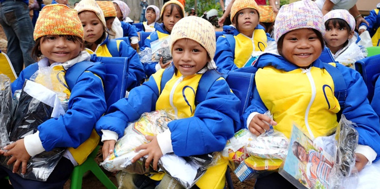 Học trò điểm trường ông Phụng, thuộc Trường Phổ thông dân tộc bán trú xã Trà Dơn, huyện Nam Trà My, tỉnh Quảng Nam với những món quà Câu lạc bộ Bạn thương nhau vận động mạnh thường quân trao tặng. Học trò điểm trường ông Phụng, thuộc Trường Phổ thông dân tộc bán trú xã Trà Dơn, huyện Nam Trà My, tỉnh Quảng Nam với những món quà Câu lạc bộ Bạn thương nhau vận động mạnh thường quân trao tặng.