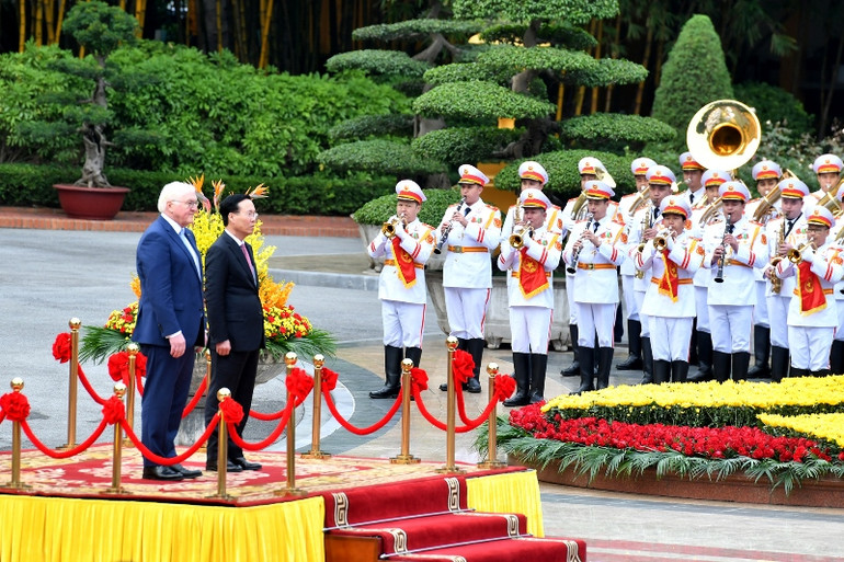 Chủ tịch nước Võ Văn Thưởng và Tổng thống Cộng hòa Liên bang Đức Frank-Walter Steinmeier nghe quân nhạc cử Quốc thiều hai nước. Ảnh ĐĂNG KHOA