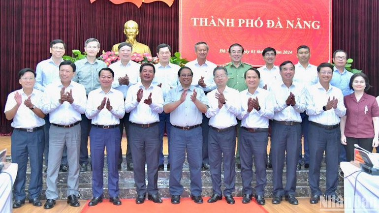 Thủ tướng Phạm Minh Chính, lãnh đạo một số bộ, ngành với Ban Thường vụ Thành ủy Đà Nẵng.