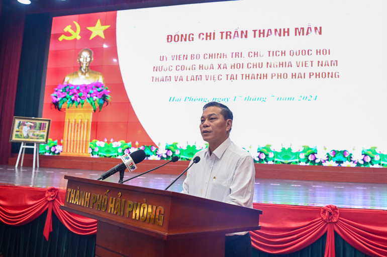 Chủ tịch UBND thành phố Hải Phòng Nguyễn Văn Tùng trình bày báo cáo tại buổi làm việc.