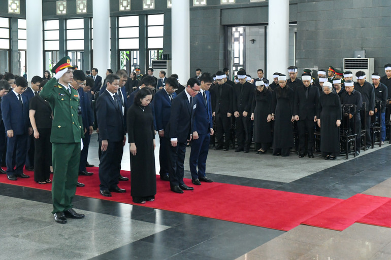 Đoàn Tổng Liên đoàn Lao động Việt Nam viếng Tổng Bí thư Nguyễn Phú Trọng.