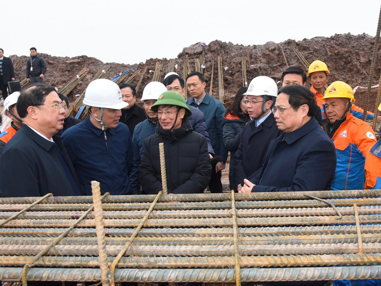 Thủ tướng Phạm Minh Chính kiểm tra, động viên công nhân thi công Dự án Đường dây 500kV Nam Định 1-Thanh Hóa thuộc địa bàn xã Nghĩa Hồng, huyện Nghĩa Hưng, tỉnh Nam Định.