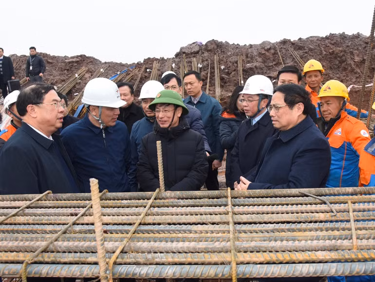 Thủ tướng Phạm Minh Chính kiểm tra, động viên công nhân thi công Dự án Đường dây 500kV Nam Định 1-Thanh Hóa thuộc địa bàn xã Nghĩa Hồng, huyện Nghĩa Hưng, tỉnh Nam Định. Thủ tướng Phạm Minh Chính kiểm tra, động viên công nhân thi công Dự án Đường dây 500kV Nam Định 1-Thanh Hóa thuộc địa bàn xã Nghĩa Hồng, huyện Nghĩa Hưng, tỉnh Nam Định.