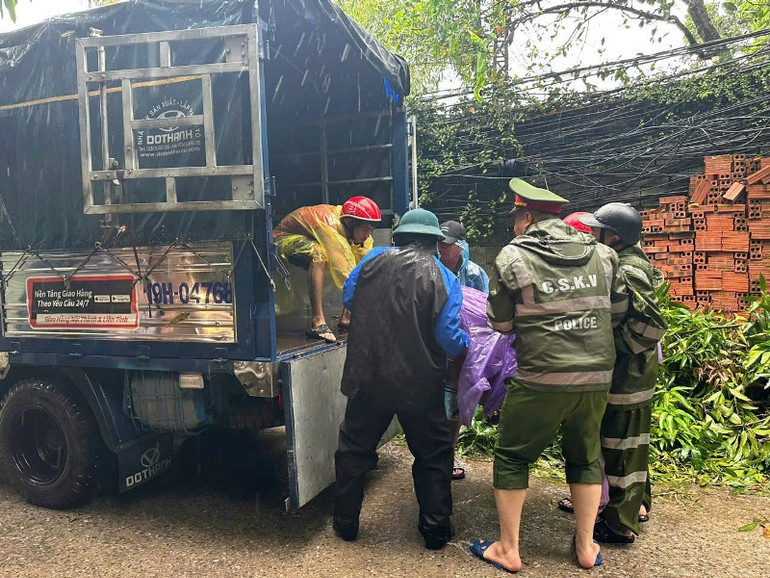 Công an phường Yên Phụ cùng các lực lượng tại chỗ hỗ trợ người dân tránh trú bão an toàn.