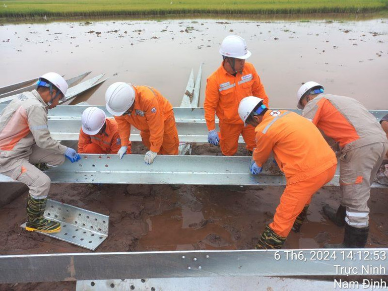 Tổ xung kích 2 tthi công tại vị trí cột số 28, trên địa bàn huyện Trực Ninh, tỉnh Nam Định.