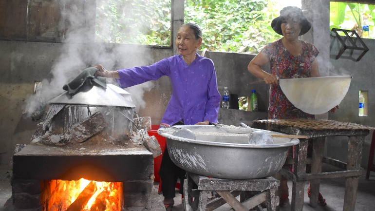 Bà Đặng Thị Túy Phong, 85 tuổi, gắn bó với nghề làm bánh tráng Túy Loan hơn 50 năm. Nghề làm bánh tráng Túy Loan (Đà Nẵng) vừa được ghi danh vào Danh mục Di sản văn hóa phi vật thể quốc gia năm 2024.