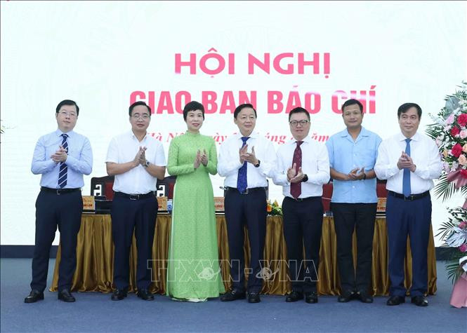 Phó Thủ tướng Trần Hồng Hà tặng hoa chúc mừng 4 cơ quan: Thông tấn xã Việt Nam, Đài Tiếng nói Việt Nam, Đài Truyền hình Việt Nam và ngành thông tin và truyền thông nhân dịp kỷ niệm ngày thành lập. Ảnh: Phương Hoa/TTXVN