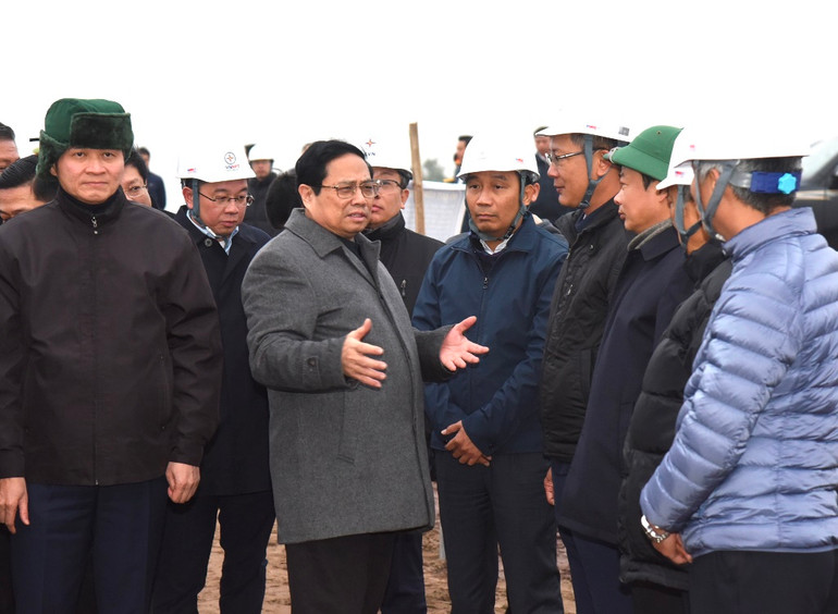 Thủ tướng Phạm Minh Chính động viên các đơn vị thi công Dự án Đường dây 500kV Nam Định 1-Thanh Hóa thuộc địa bàn xã Thượng Kiệm, huyện Kim Sơn, tỉnh Ninh Bình.