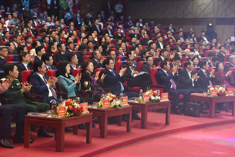 Thủ tướng Phạm Minh Chính với các đại biểu tham dự Hội nghị. Thủ tướng Phạm Minh Chính với các đại biểu tham dự Hội nghị.